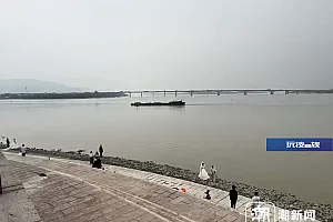 多对新人拍婚纱照遇涨潮差点被淹?事发地仍有人不断前来拍摄