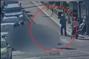 男子被撞倒后遭轿车碾压身亡,法院判司机无责!原因是……