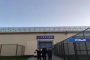 俩男子想在自家院里烧烤,竟潜入附近小区盗窃石桌、石凳……