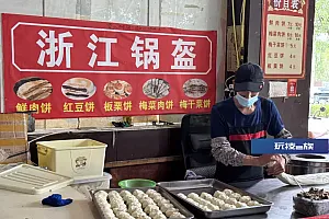 这个锅盔摊位排队上百米,几万网友都说想吃,啥情况?