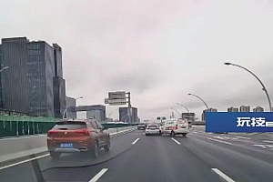 上海中环突发!面包车行驶中打滑失控,小轿车被撞掉头