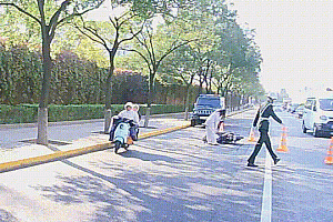 外卖小哥突遇车祸,警备纠察出手施救……