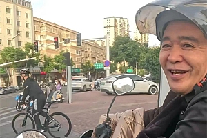 班级沸腾了!全班免费吃汉堡!原因你想不到