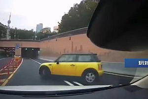 事发上海外滩隧道入口!轿车驶下高架时失控,猛烈撞击防撞桶,一人受伤