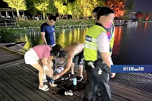 千钧一发!他拨开人群纵身跳下
