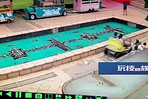 撞完就走?事发大连一公园,男子:很气愤!