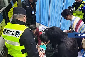 事发上海地铁!6人冲了上来,这一跪刷屏!