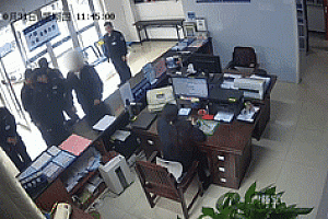 男子到派出所查犯罪记录被抓,经查是一名网上在逃人员