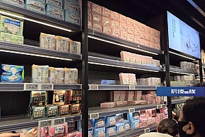 胖东来卫生巾遭哄抢?记者实探:卫生巾区货架半空,有人异地代购