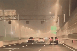 事发上海一高架!两车相撞,网友称有车辆“逆行上高架”