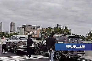 上海高速发生一起多车相撞事故,一驾驶员被困车内