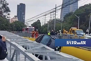 沪上一轿车突然冲破桥边护栏,万幸被它们卡住没落河!车上有幼儿,热心人出手