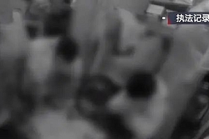 北京一小区地下室门上插钥匙却打不开,屋内还有说话声,居民赶紧报警!