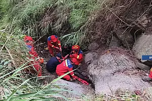 云南一94岁老人上山砍柴跌落山沟,36小时后获救