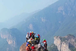 吓坏人!12人在峭壁险峰摇摆合影,但网友担心的却是……