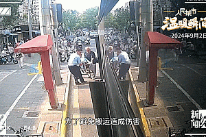 事发上海早高峰!一公交司机突然改道,让全体乘客下车?