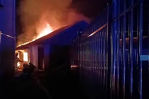 老人家中着火,消防员扑灭明火后又返回抢出十多万元现金