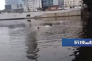 “我们是警察,现在就救你上去!”落水女子被成功营救上岸