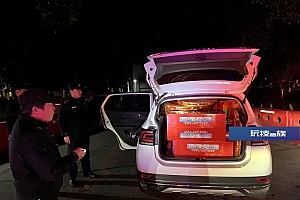 不要命了?男子开车回杭被拦下!车厢密密麻麻堆满……