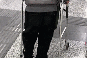 杭州18岁少年坐地铁被“盯”上,持续一年多!网友:还真的见到过……