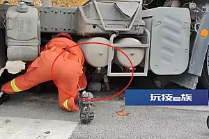 刚出校门两个女学生与货车相撞,一人被货车“吞噬”!