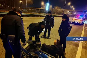 一男子醉酒躺在了呼市大街……民警:操碎了心