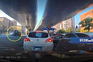 事发上海闹市路口!轿车突然窜出,被土方车撞致180度偏转
