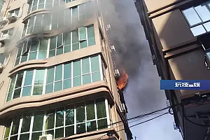 一句“我妈还在上面”,民警冲进火场救人