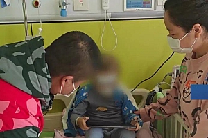 看哭了!四岁男孩患上白血病 妈妈辞职遭拒 结局暖心……