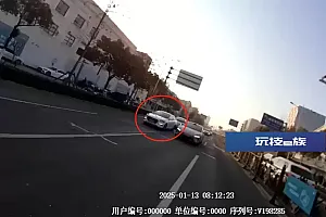 事发上海早高峰!一辆车突然停在路中间,挡住一条车道,原因令人愤慨