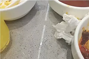 顾客称在海底捞吃出刀片划破口腔?涉事门店否认!郑州市监:将介入调查