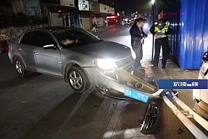 深夜撞灯杆损坏两车,司机这个“药”命操作惊动警方