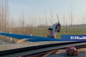 年轻妈妈高速靠边停车教育小孩,当事人回应:他吵着要跳车