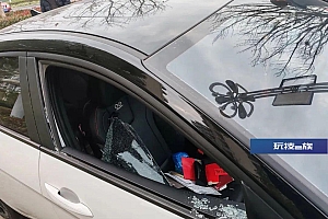 胆肥!唐某砸多辆车窗盗窃被抓