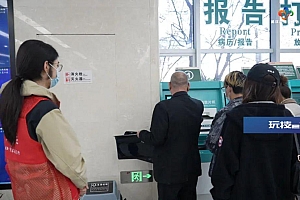 这个男大学生留了一头长发,可真帅啊!