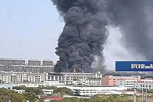 上海松江一单位起火,明火从一侧窗口窜出,黑烟滚滚……