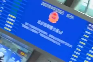 华表奖上意外摔倒 网友高铁站偶遇章子怡坐轮椅 经纪人:看了医生了