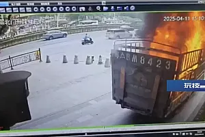 广州一货车变“火车”,4分钟被扑灭