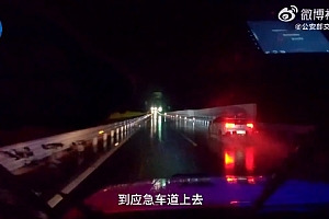 雨夜高速上左摇右摆反复刹车,司机:“我不会除雾!”