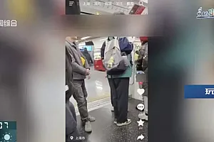 在地铁偷拍未成年女孩,博主嚣张回应“删不删看心情”!律师发声