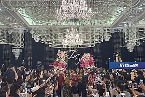 分离19年后:陈杨梅首度露面,父亲亲手喂棉花糖给女儿吃