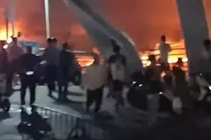 晚间突发!湛江8艘渔船起火,官方发布通报