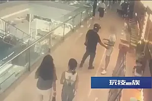 男子骚扰女店员遭拒后竟扇对方巴掌,被白衣男锁头放倒!