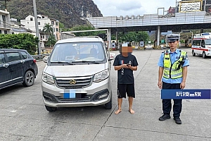 “拖鞋违法我懂,但赤脚总行吧?” 司机这波操作把交警整不会了