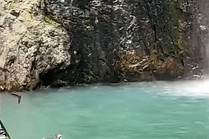 女子不慎从20米高瀑布坠落!浙江52岁大叔跃入5米深潭救人