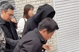 热搜第一!周杰伦近日状态曝光,背稍显佝偻,好友曝光曾患强直性脊柱炎