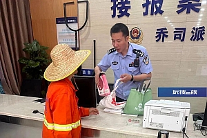 “真是遇到了好人!”杭州一保洁员捡到17个红包交公,失主太感动