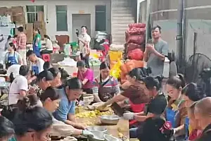 榕江村超啦啦队员齐当救灾志愿者:67岁大爷负责烧火,64岁阿婆负责分饭