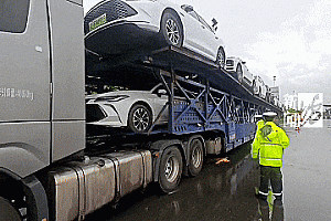 一眼望不到头!上海高速惊现52米“贪吃车”!民警惊呼:你开火车啊!