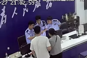 “若真,我赔你一个!”民警立誓后暴击古董,一锤下去,大妈“破防”了